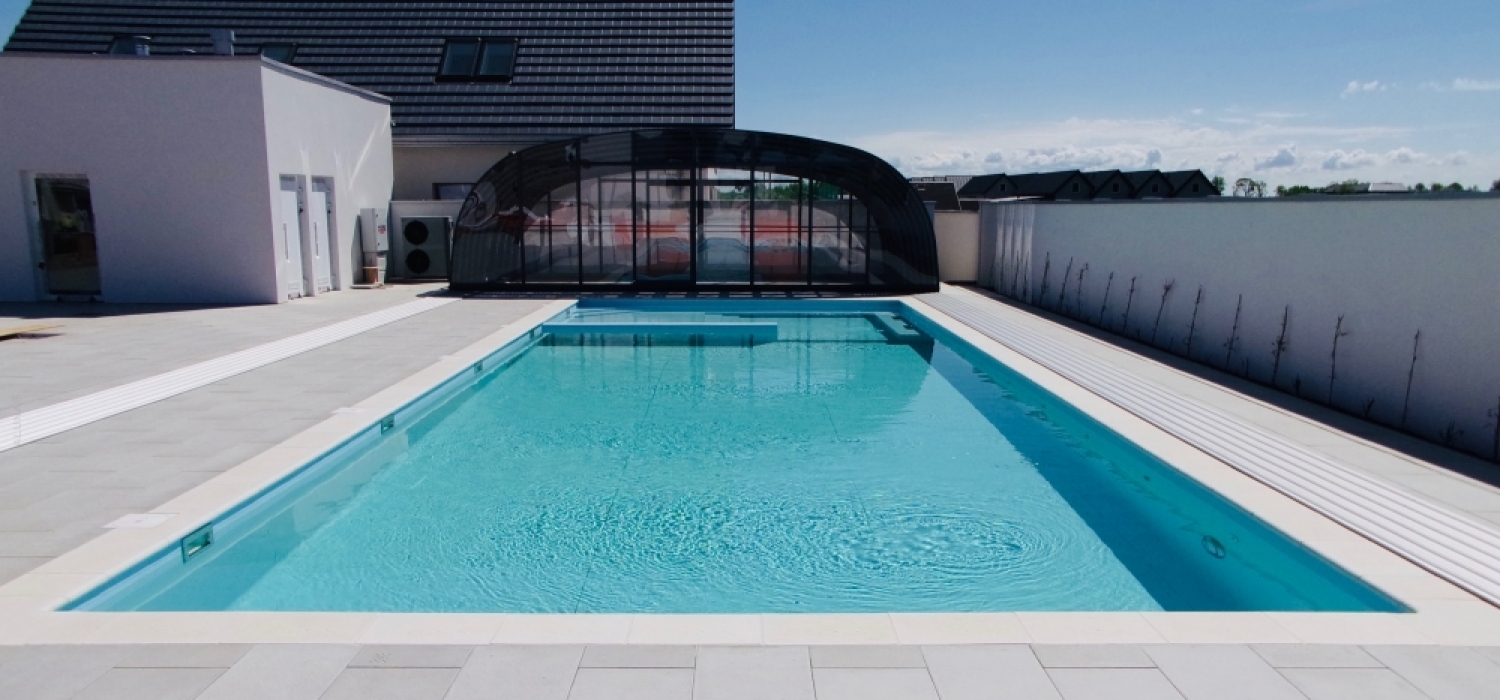 Pool mit einer Überdachun