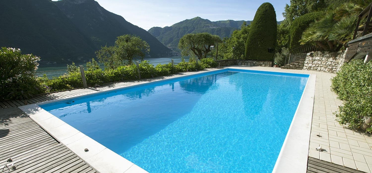 Der Pool fügt sich perfekt in die moderne Architektur ein