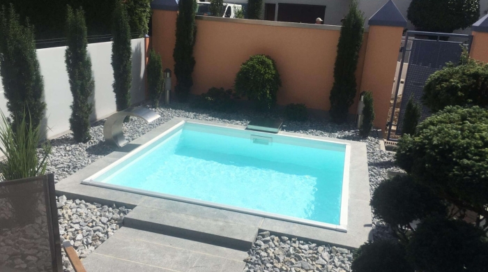 Gotowy basen w kamiennym ogrodzie